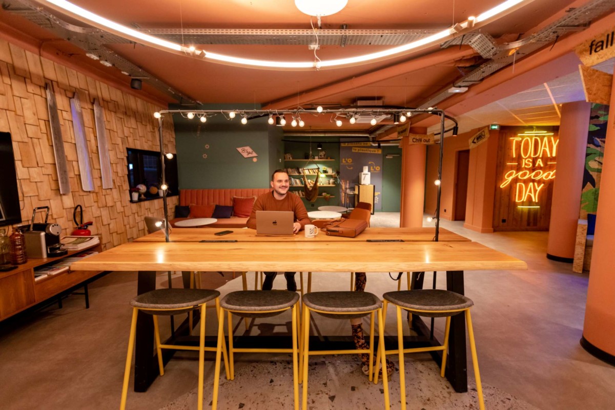 espace commun avec table dans l'hôtel birgit au Havre